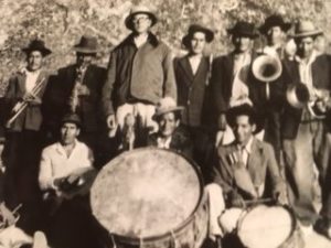 Figura 4. Daniel Ruzo with the musicians of Casta