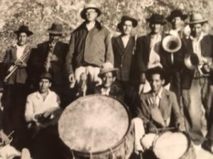 Figura 4. Daniel Ruzo con los musicos de Casta