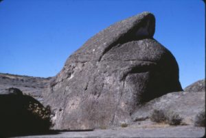 The outline of the helmet is evident in this photograph. The line of sight is 90 degrees south (Table 1), one quarter of the circle. The helmet is located near the most important crevasse of the plateau, named “the amphitheater”. The figure of the helmet is not dependent on light and shadow or the season of the year.