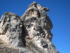 This structure is part of a complex group. Its line of sight is 270 degrees (3/4 of the circle) to the west (Table 1). It is near the Peca Gasha and close to the marker M-5.