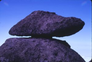 Esta pieza esta muy cerca del Filosofo (Tabla 1) sobre el precipicio del lado oeste. Da la apariencia de una piedra en forma de zapato cementada a su base. Tiene una linea de mira de 360 grados norte basada en la direccion que indica la punta del « zapato ».  Foto de Julio 1986.