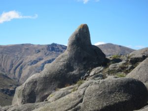 En la Figura 17a se ve el asiento de dos conos y en la distancia (izquierda) el casco en la zona llamada Santa Maria. En la Figura 17b esta el Casco cuya cara no es visible y su ojo es solo una ranura en la piedra apenas visible, mirando hacia el suroeste (315 grados o 7/8 del circulo, Tabla 1). Fotos de Julio 2014.