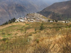 Figura 18. San Pedro visto del inicio del camino de subida a Marcahuasi