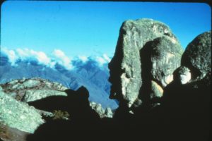 Aqui se ven tres cabezas de tamanos diferentes y una cara grabada en la mejilla de la cabeza mayor. Tambien se nota un ave con las alas extendidas formada por la sombra. La fotografia data de fines de diciembre de 1978. Hay gran variabilidad en las imagenes con la luz y las estaciones.