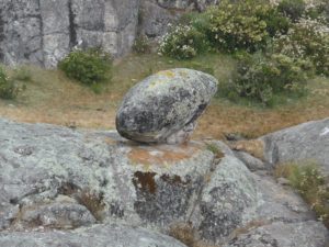 Esta pieza parece ser la combinacion de dos piedras. Una es la cabeza del personaje y la mas grande, casi redonda, su sombrero o turbante. Su linea de mira es al suroeste (225 grados o 5/8 del circulo, Tabla 1).