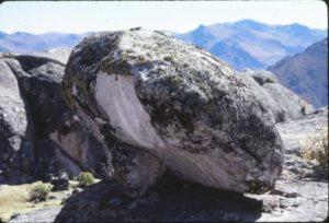 Esta pieza parece ser la combinacion de dos piedras. Una es la cabeza del personaje y la mas grande, casi redonda, su sombrero o turbante. Su linea de mira es al suroeste (225 grados o 5/8 del circulo, Tabla 1).