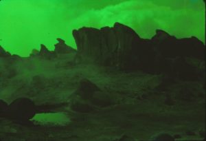 Este grupo de esculturas se supone representa a un grupo de doncellas bailando durante uno de los festejos del pueblo. La primera foto fue tomada por Daniel Ruzo en los 1950s a traves de un filtro verde.  La segunda foto representa a una piedra que se asemeja a una lechuza justo en frente de las Mayoralas que parece ser esculpida y tambien puede representar un marcador. Sus datos georeferenciales se dan en la Tabla 1.              