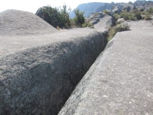 This is a stone ditch, nearly 40 feet long and 4 feet wide. It is estimated to be more than 30 feet deep. Its line of sight points 360 degrees south (zero degrees north) (Table 1). Traditions in the village attribute magical properties to this feature, particularly regarding the people who descend into it and return to the surface changed.